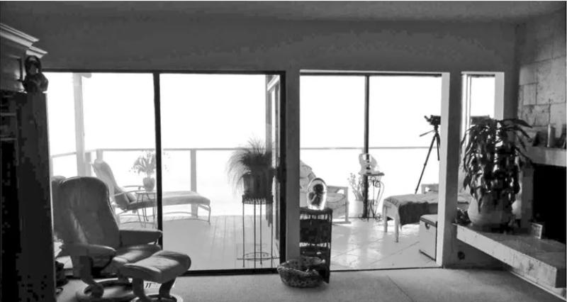 Trước cải tạo, căn phòng vẫn có khung cửa sổ khá rộng. tư vấn cải tạo phòng khách