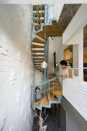 Khoảng thông tầng không chỉ là dùng để đón nắng, đón sáng mà còn là nơi thư giãn của các thành viên trong gia đình.