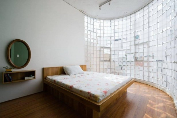 Mảng tường cho ánh nắng lung linh khắp căn phòng. giải pháp cho nhà thiếu sáng